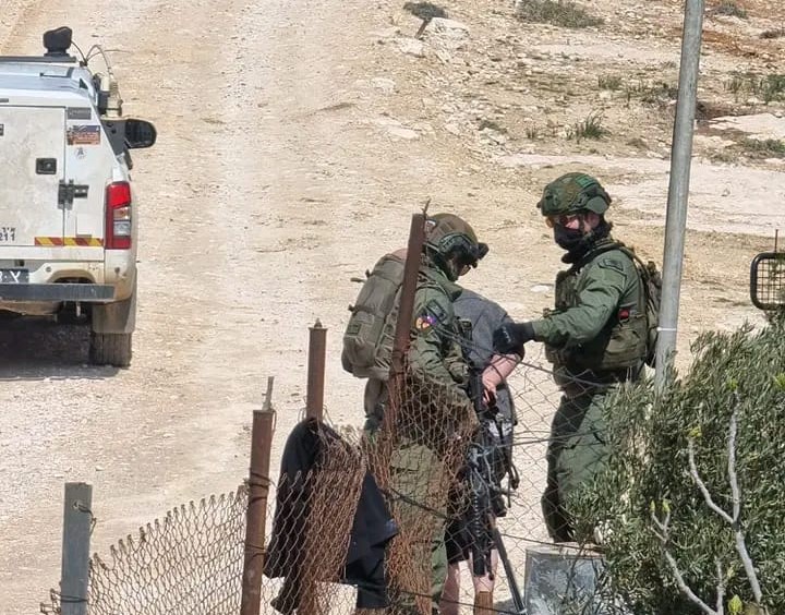 الاحتلال يعتقل 3 مواطنين خلال هجوم للمستعمرين في مسافر يطا